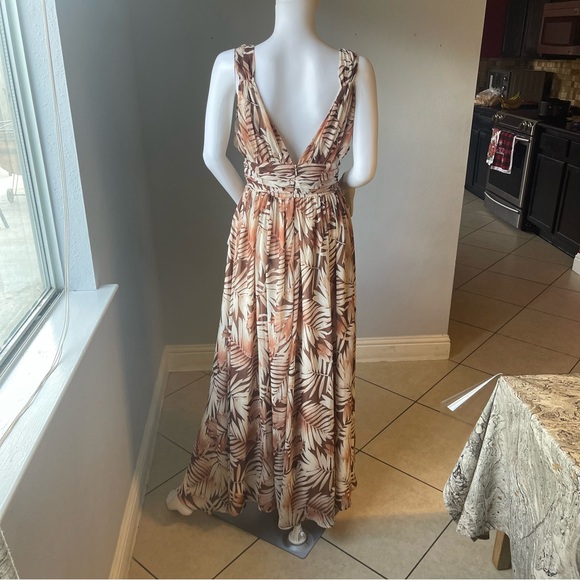 New Women’s tropical leaf maxi dress 
Size Medium
New 
Brand is Forever 21 - Picture 7 of 14
